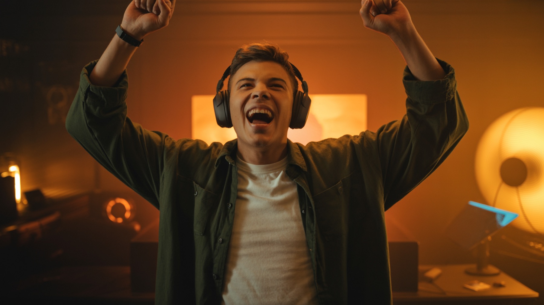 Joven gamer celebrando una victoria con Prendo